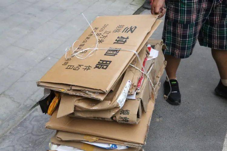 【走进第三期】25岁的他,选择与废物为伴,乾州土著凭啥傲娇?_纸壳