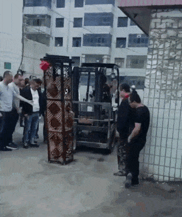 叉车将女工碾倒这么多的事故警醒