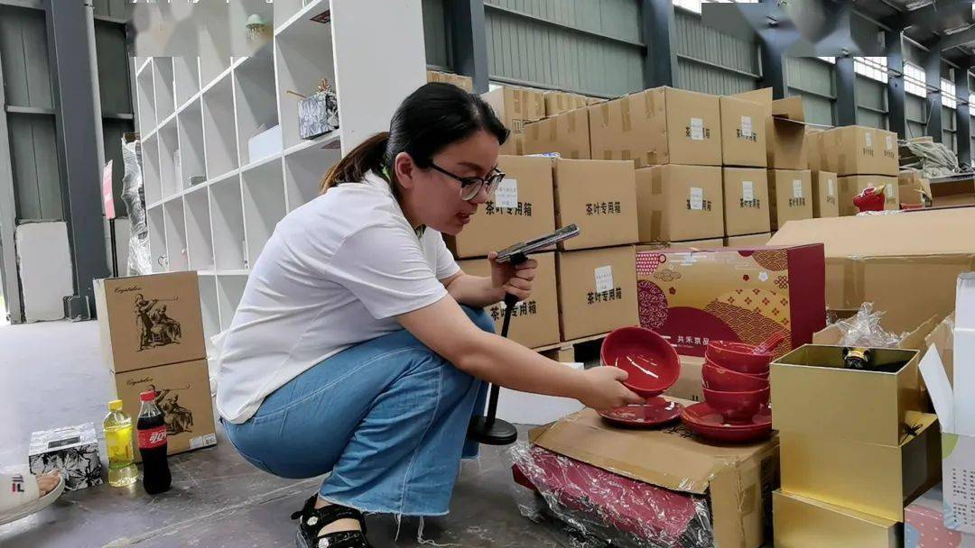 在田楼镇中小企业园内发网的仓库日前,品牌企业共禾京品在直播画面中