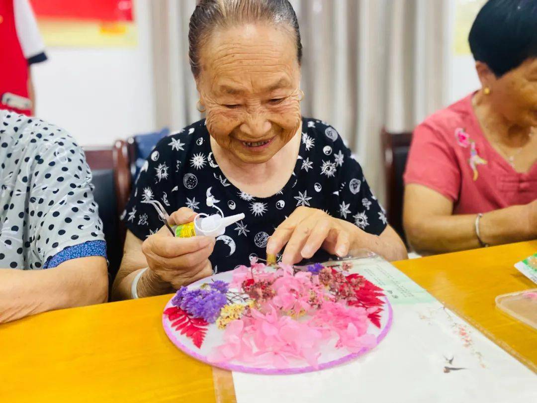 慷慨助老 幸福养老——永和社区开展老年人手工制作团扇活动