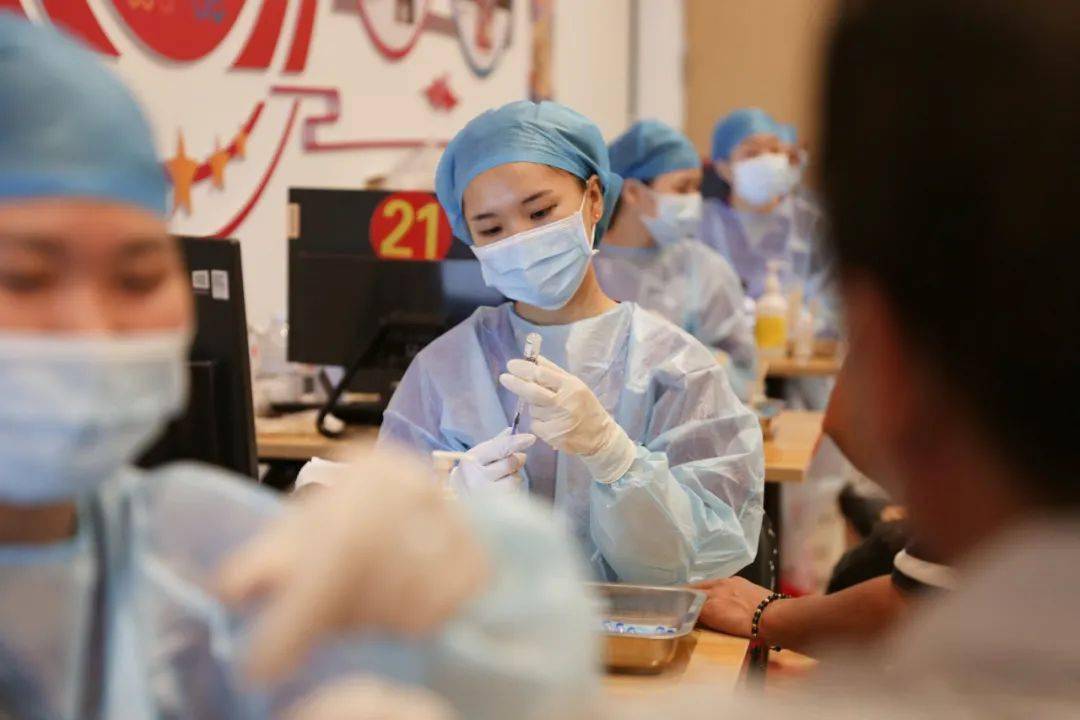 我为群众办实事丨新冠病毒疫苗接种进小区,进商场,服务保障真暖心!