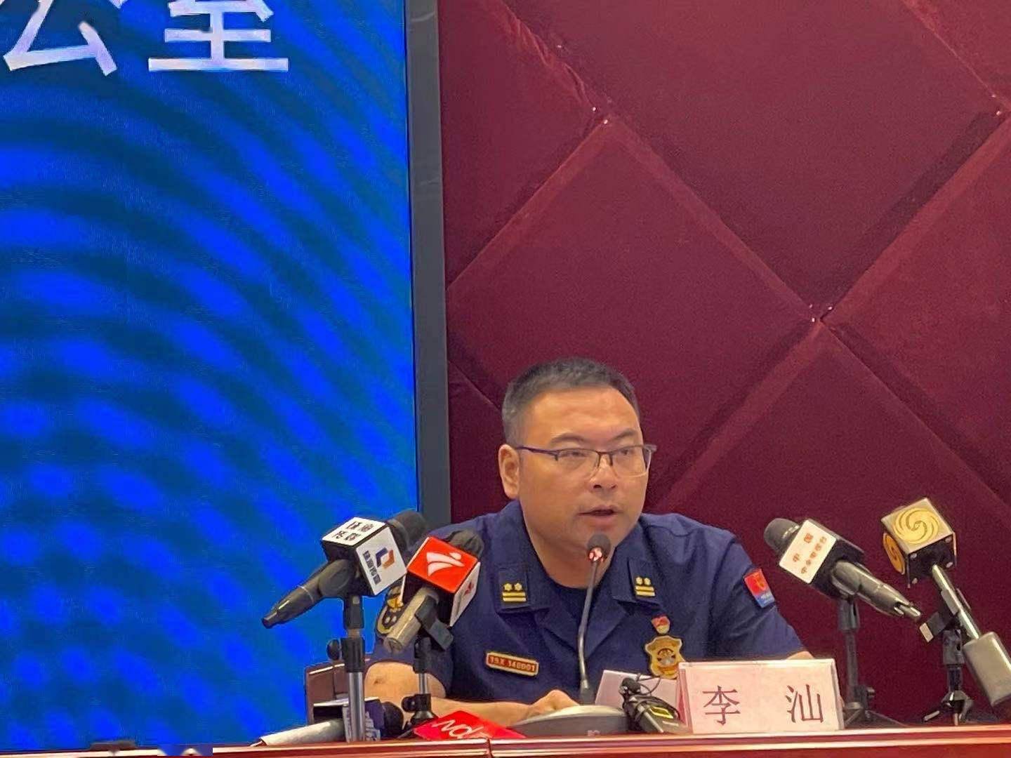 珠海石景山隧道透水事故最新情况采取龙吸水排涝车串联接力的方式排水