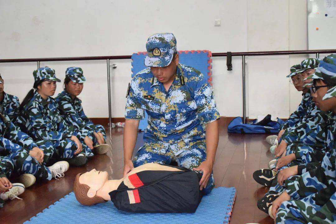军训进行时丨普及救护知识提高救援能力