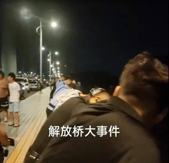 人已经飘起来不动了前几天凌晨时分,滕州解放大桥一名10岁左右的小
