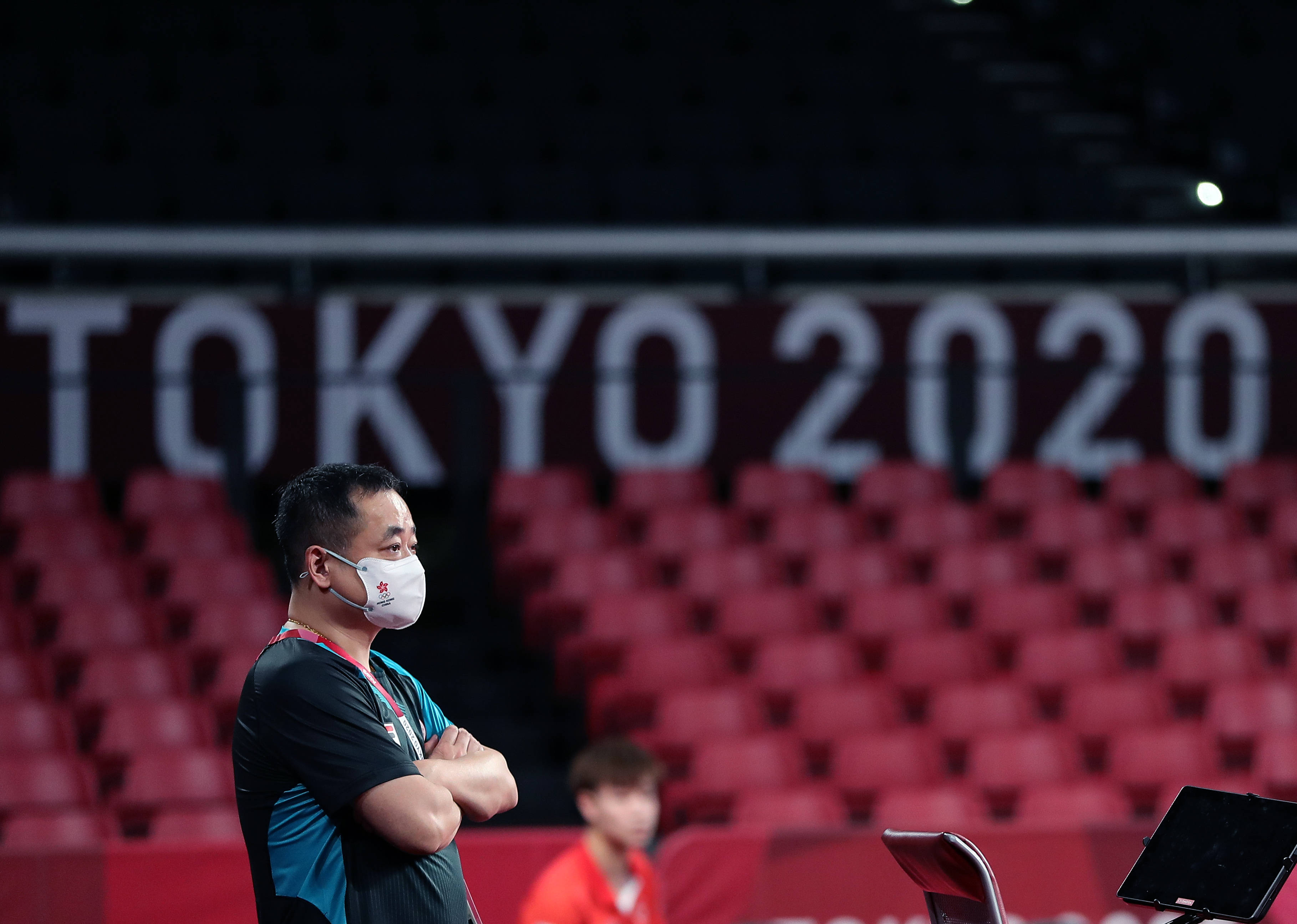 7月19日,中国香港男队教练刘国栋观看队员训练.