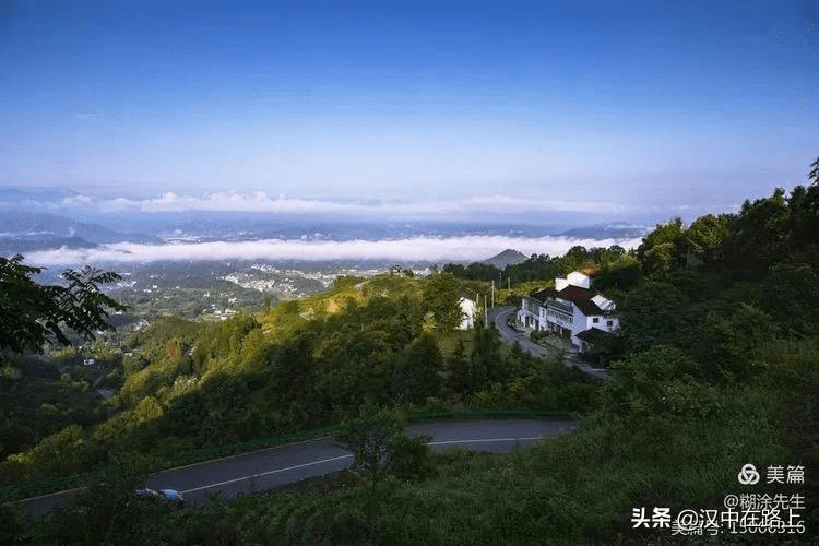 大汉山火的很,由于上山道路路况很好,很多人开车上山俯瞰汉中城市风景