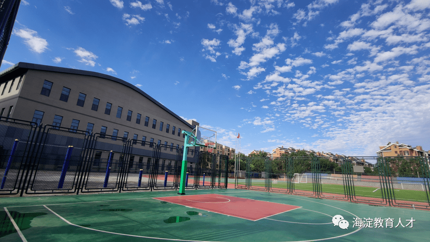 中国农业大学附属中学靠近北京西山风景区,地处中关村科技园区前沿