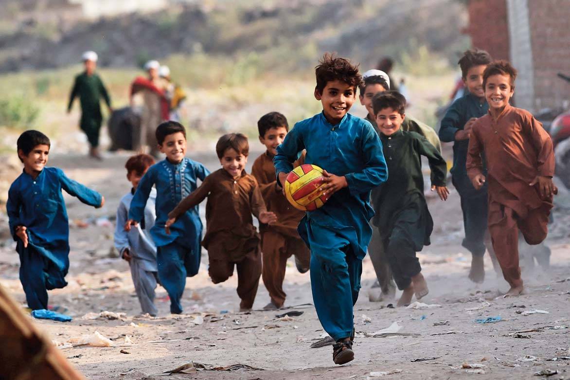 6月19日,阿富汗难民儿童在巴基斯坦拉合尔郊外玩耍