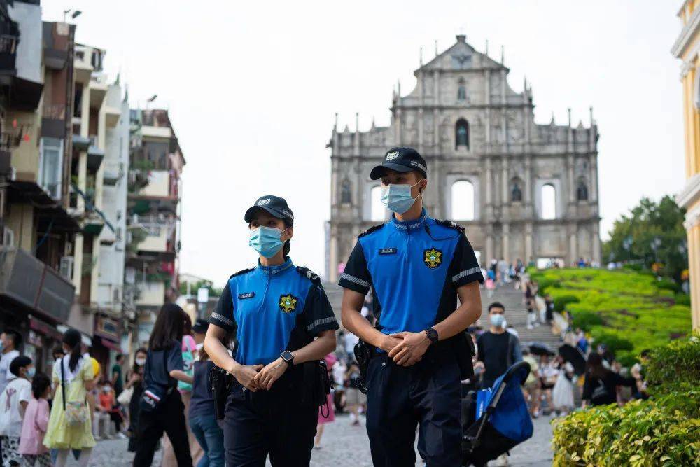 资料图:澳门旅游警察在澳门大三巴牌坊前地巡逻.