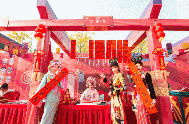 雕梁画栋,祥云漫天,在国潮氛围下游憩玩乐,好戏连台看过瘾,全家总动员