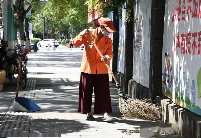 致敬高温下的奋斗者环卫工人头顶热浪为城市梳妆