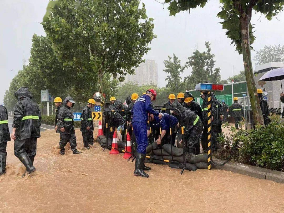 郑州遭遇特大暴雨,中铁隧道局在郑单位勇战抗洪抢险第一线_人员