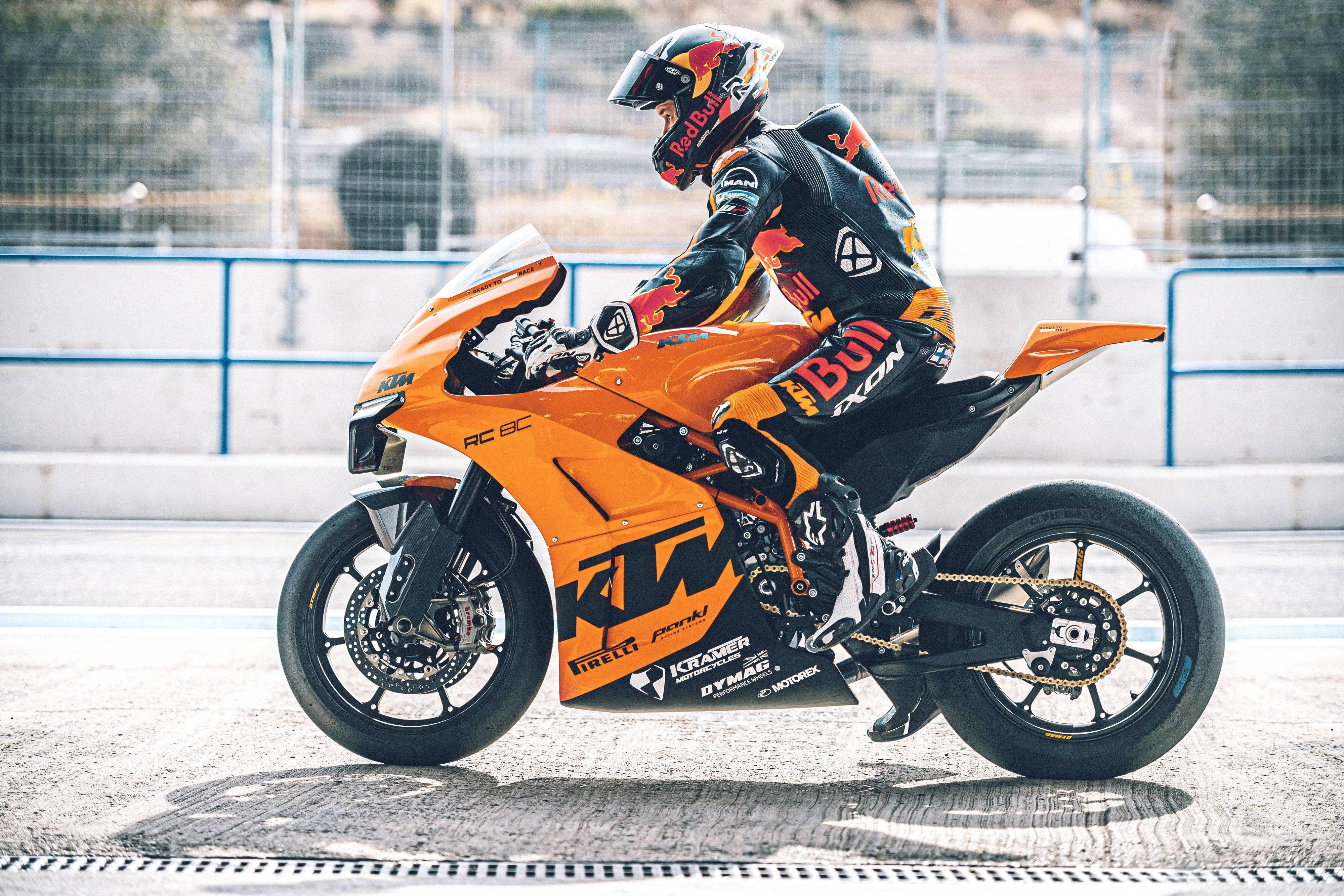 ktm rc8c 赛道特写