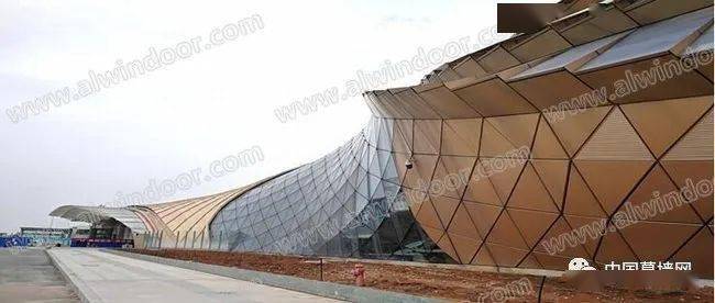 三维设计软件的应用,已经完全可以满足异形金属屋面的造型设计需要