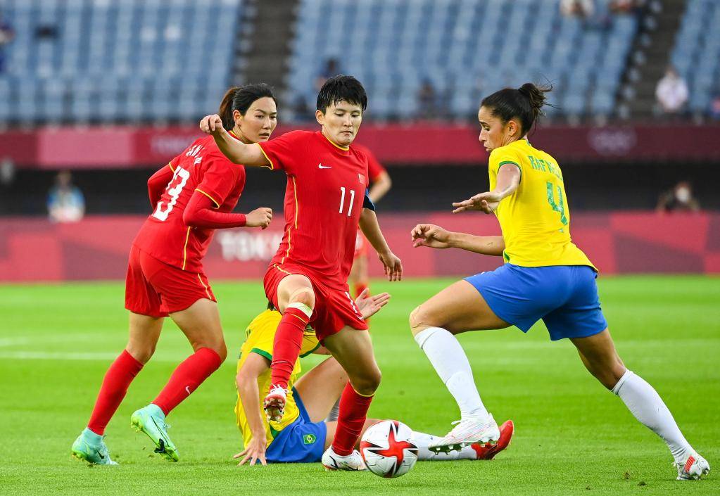 7月21日,中国队球员王珊珊(中)在比赛中.新华社记者逯阳摄
