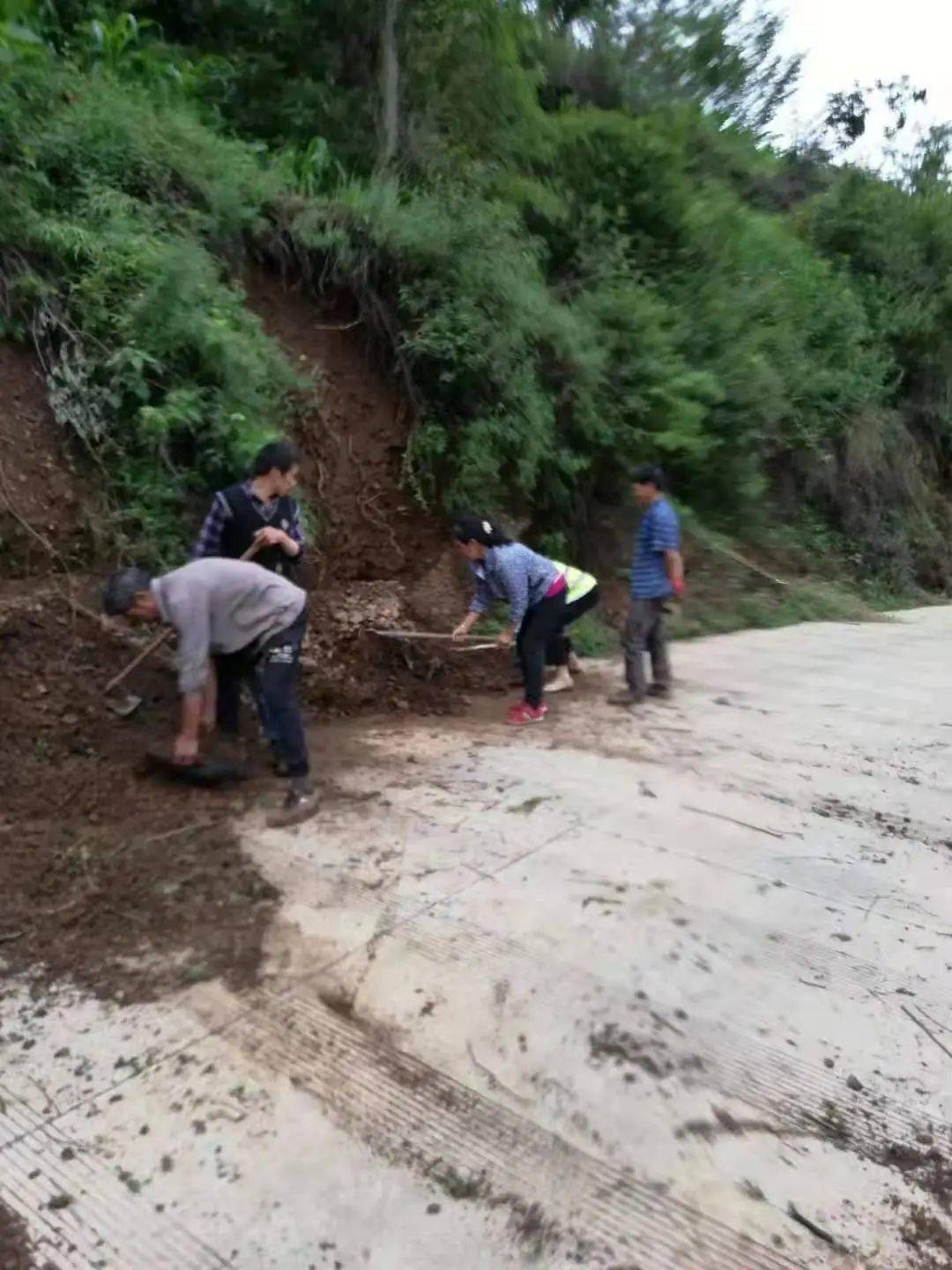 持续强降雨,宣威阿都多条主干道发生山体滑坡,道路,通讯中断;得禄一