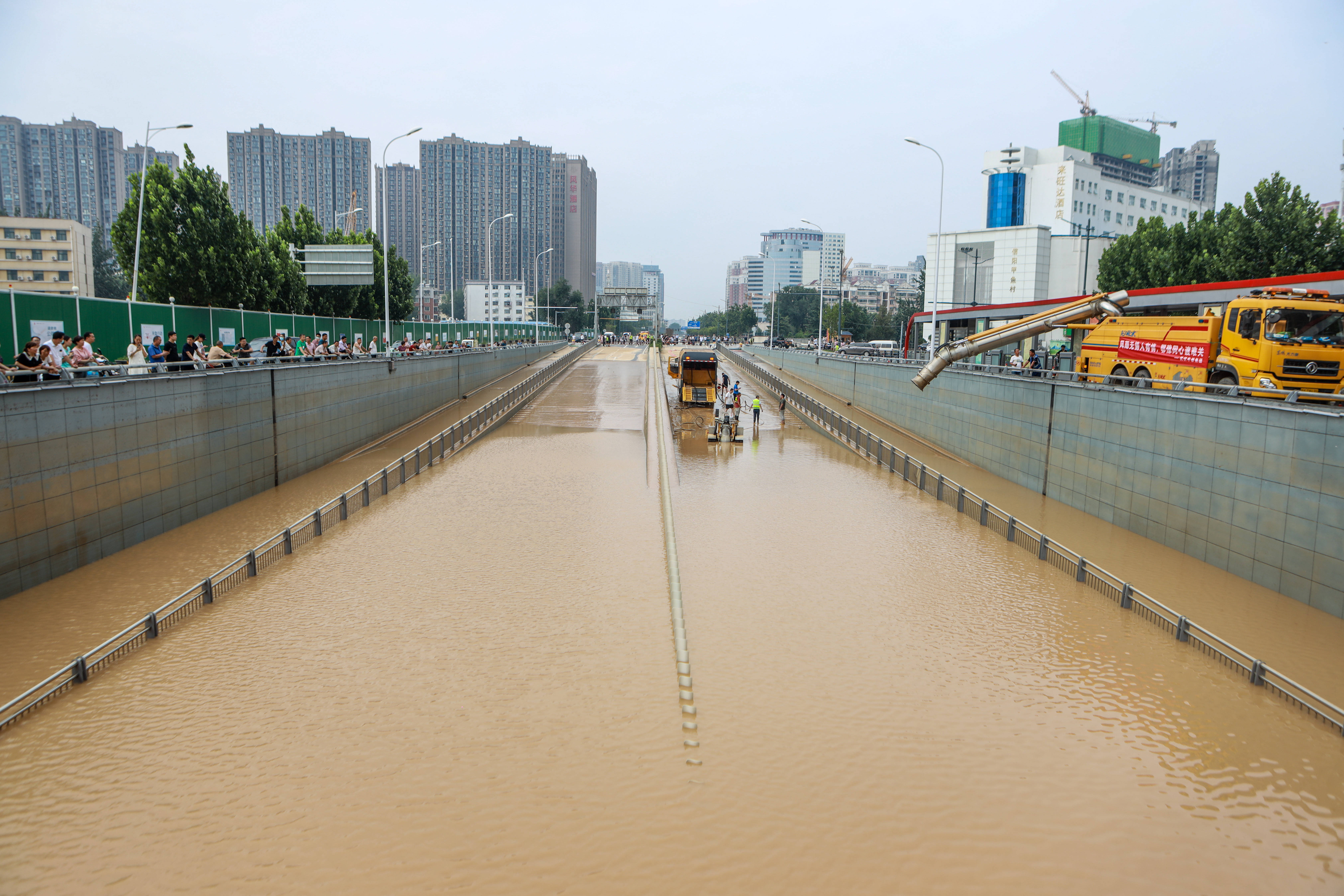 现场直击暴雨后的郑州:隧道积水逐步下降,抢险队仍在持续抽水