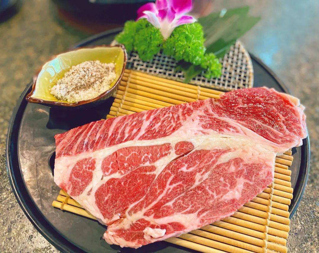 109元即可享受6荤4素烤肉套餐,牛眼肉,牛上脑,手切五花肉,黑椒鸡腿肉