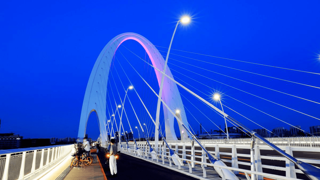 新首钢大桥夜景图