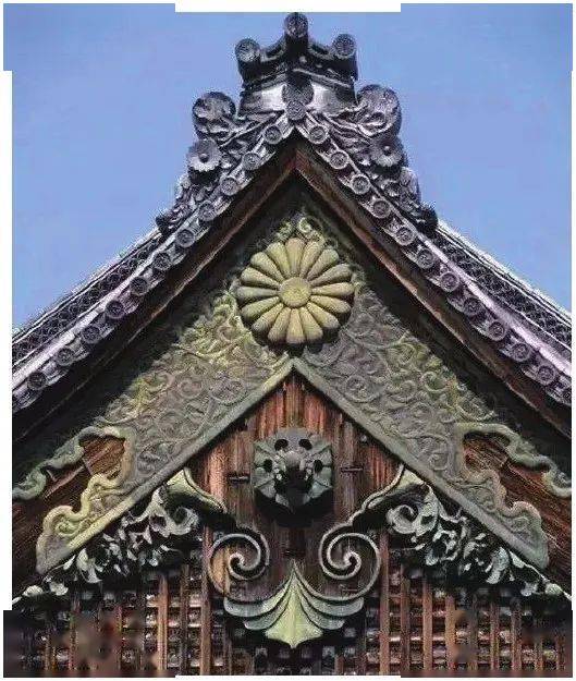 中国传统民居中歇山和悬山式建筑屋顶的山面上博风板中央,一般以悬鱼