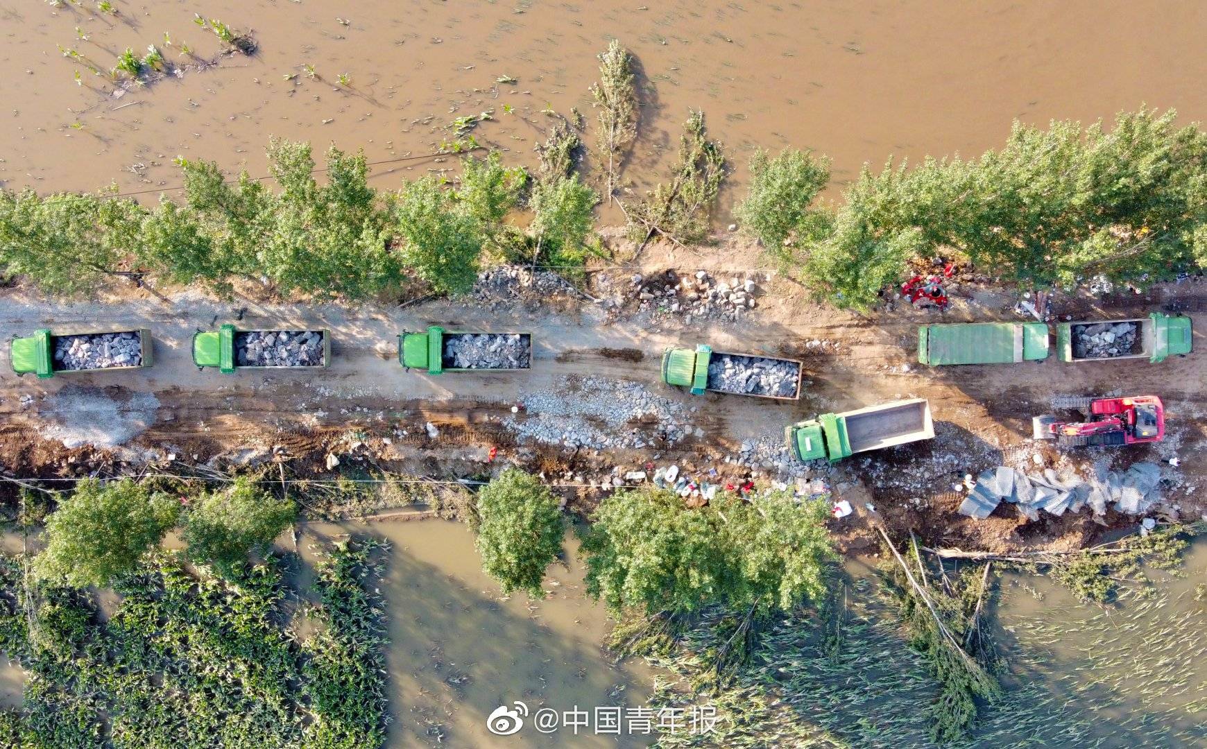 河南浚县新镇的卫河决堤口再次扩大,一侧堤坝垮塌