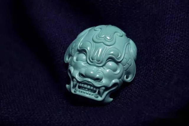 陆子冈金奖得主牛呓雕刻"天使宝宝",弓撅着嘴,表情可爱极了