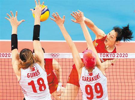 在东京奥运会排球女子小组赛中,中国队以0:3不敌土耳其队.新华社发