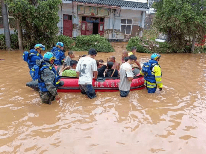 洪水遍地见英雄_蓝天救援队