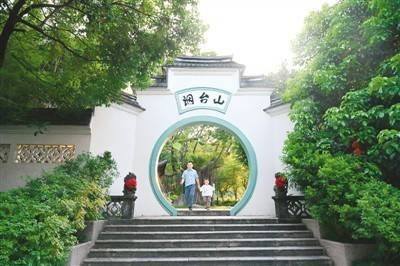 市民在福州市仓山区烟台山历史风貌区游览 周 义摄(新华社发)