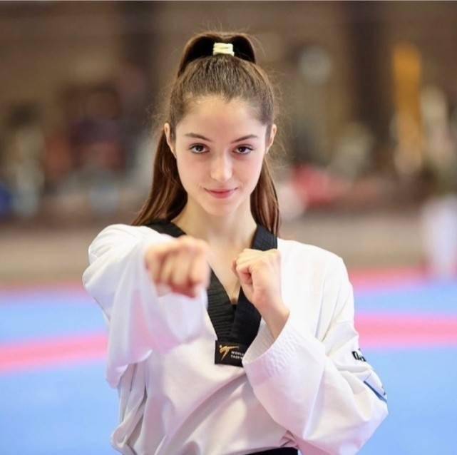 19岁以色列跆拳道女神登上奥运领奖台,清纯的她一脚踢