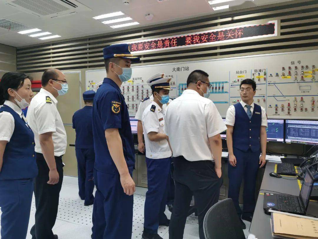 张鹏宇副支队长带队深入地铁站进行消防安全检查