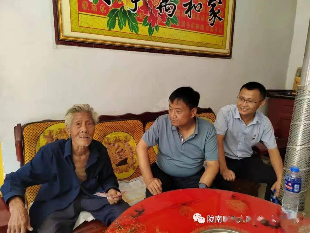 在退役军人任俊林家中,王卫平与他亲切交谈,感谢他为