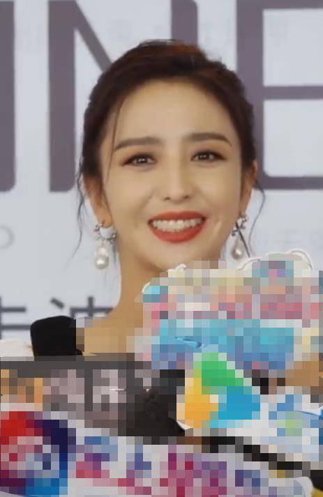 原创佟丽娅为内衣品牌站台,穿深v裙大秀事业线,离婚后甜美似少女