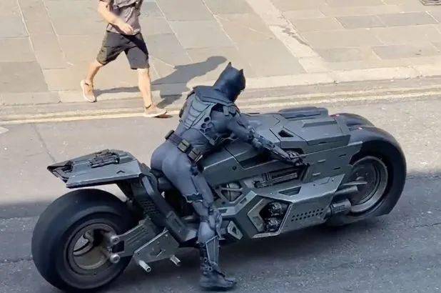 蝙蝠侠也开始骑电动摩托车了