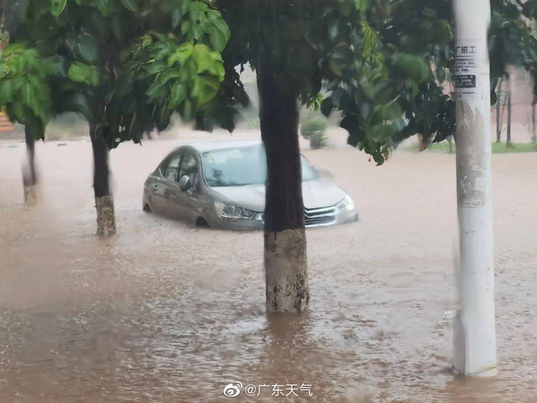 局地雨势强昨天(30日)广东15个暴雨预警广东多地暴雨