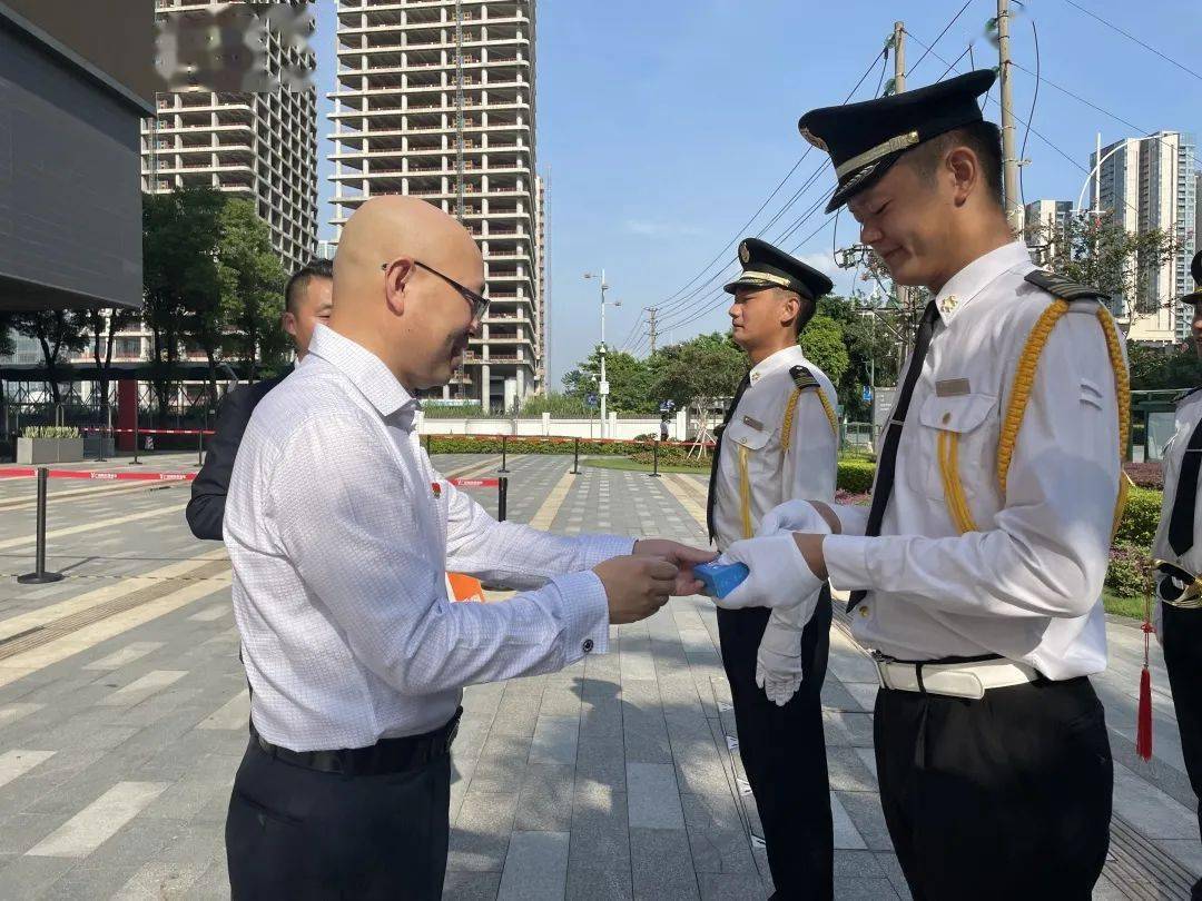 越秀物业广州 万胜广场丨八一建军节,致敬最可爱的人