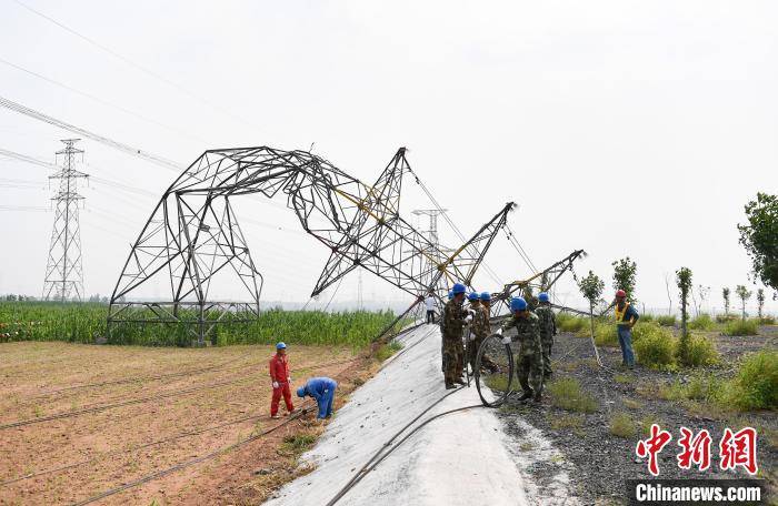 河北冀南新区遭遇强风致9座高压线塔倒塌 当地紧急救援