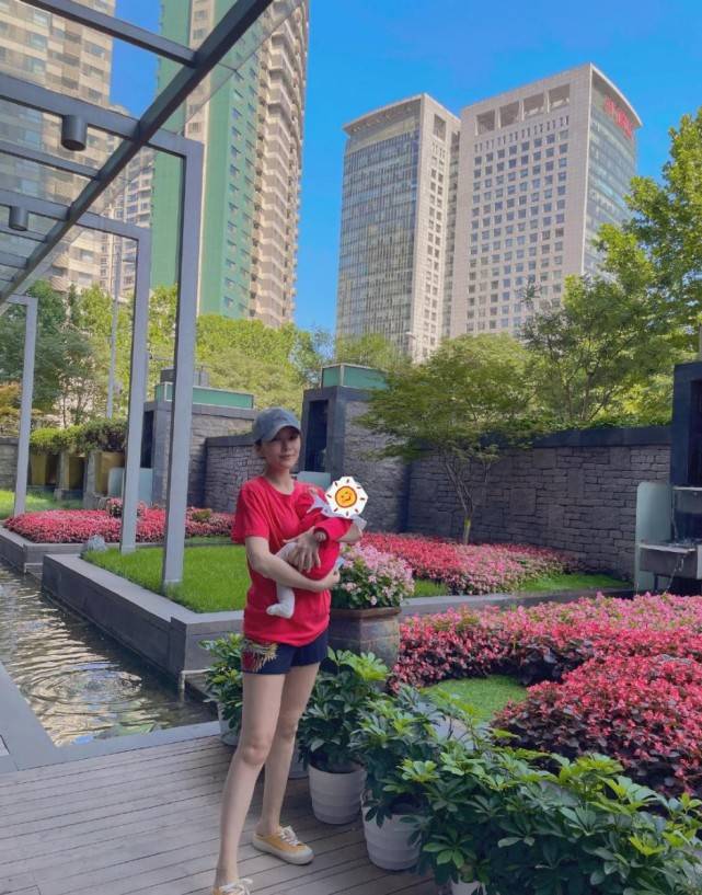 颜色|杜淳老婆是圈外人，私下一身T恤配短裤，颜值倒是不输女明星