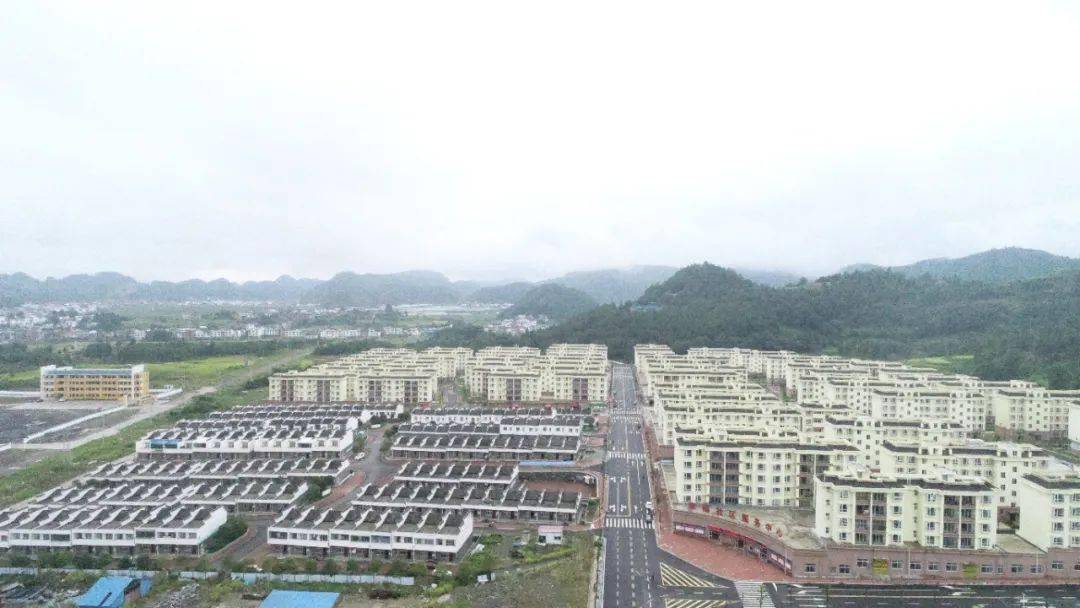 近年来,三都县周覃镇紧紧围绕"搬得出,稳得住,能致富"的目标,汇聚
