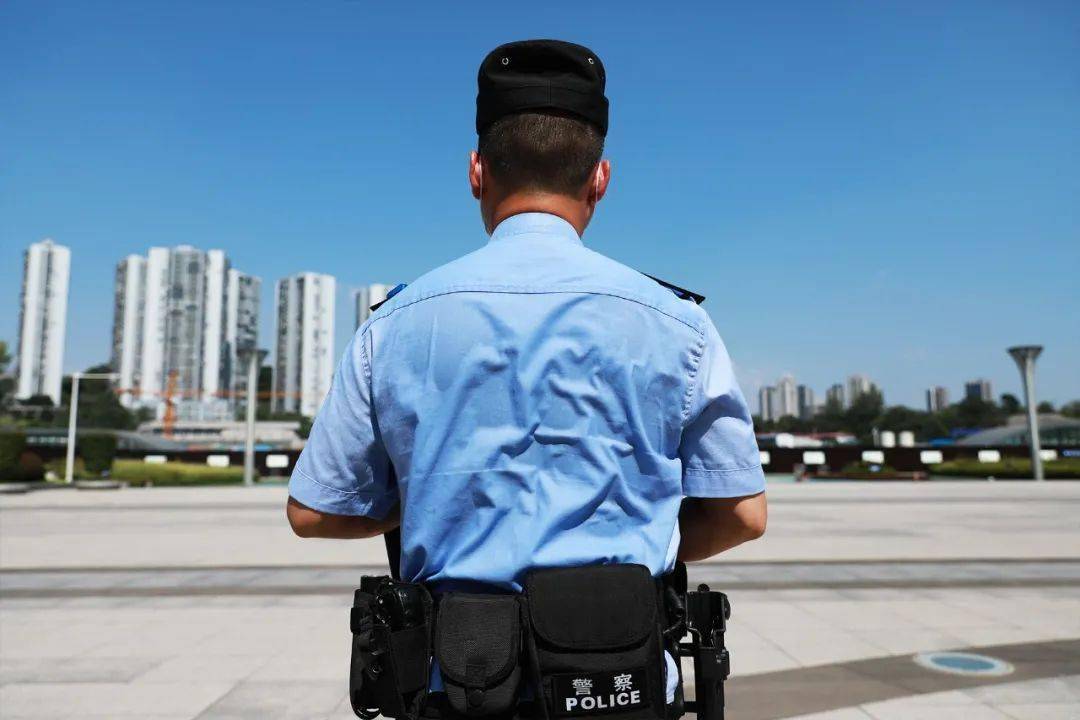 不畏烤验他们用汗水换一方平安