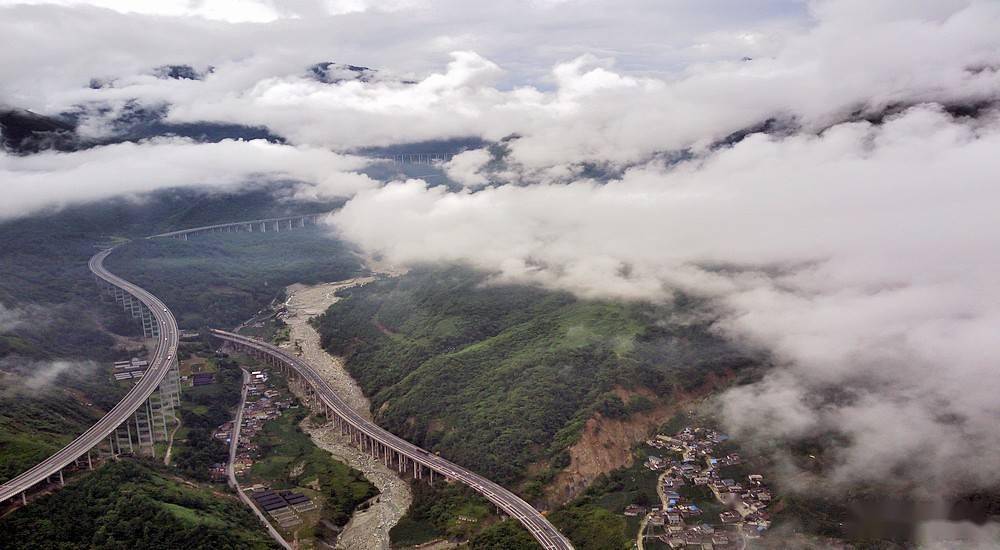 雅西高速云端上的最美高速公路