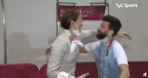 惊喜,尖叫,然后两人笑着相拥亲吻,现场的记者们猝不及防被撒一嘴狗粮