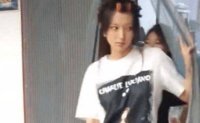 卸妆如"整容"?程潇片场素颜照流出,遇偷拍,眼睛不敢直视镜头