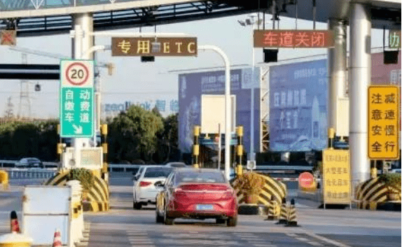 国道收费站收费65合法吗 75d702f2c0c347d9a9daf125984f9643.png