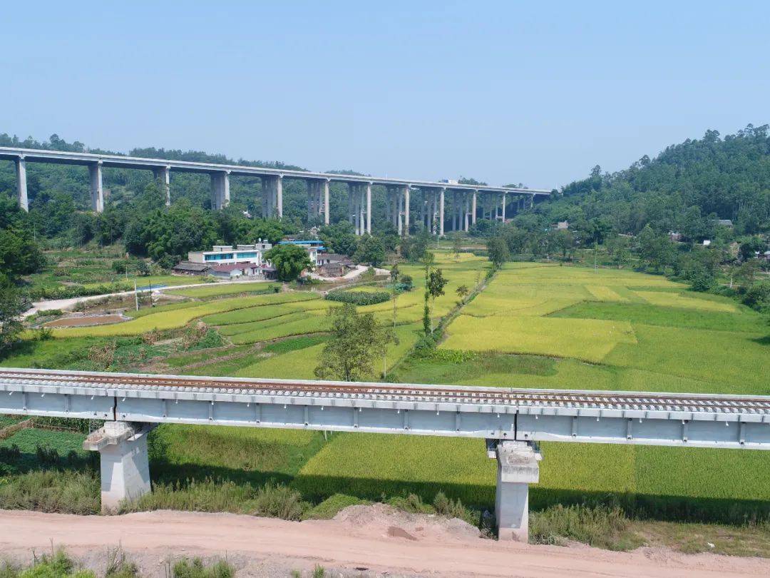 仁寿境内首条铁路进入铺轨阶段啦~_汪燕