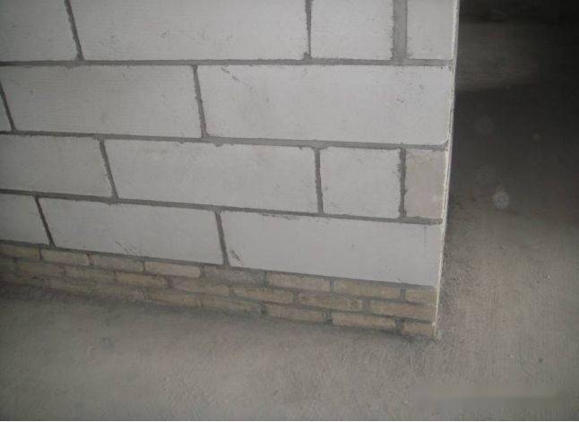 加气混凝土砌块砌体底部当没有浇筑混凝土时,必须用实心砖砌筑.