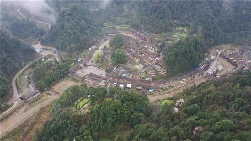 酷暑难挡,但并未抵挡住游客的热情,石阡县坪山乡佛顶山村尧上风景区人