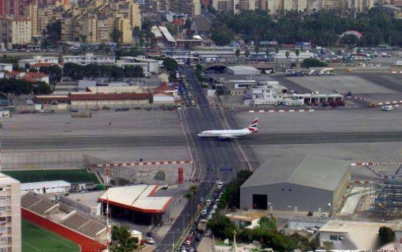 直布罗陀国际机场跑道,穿过了马路.当飞机起降时,汽车不能通过.