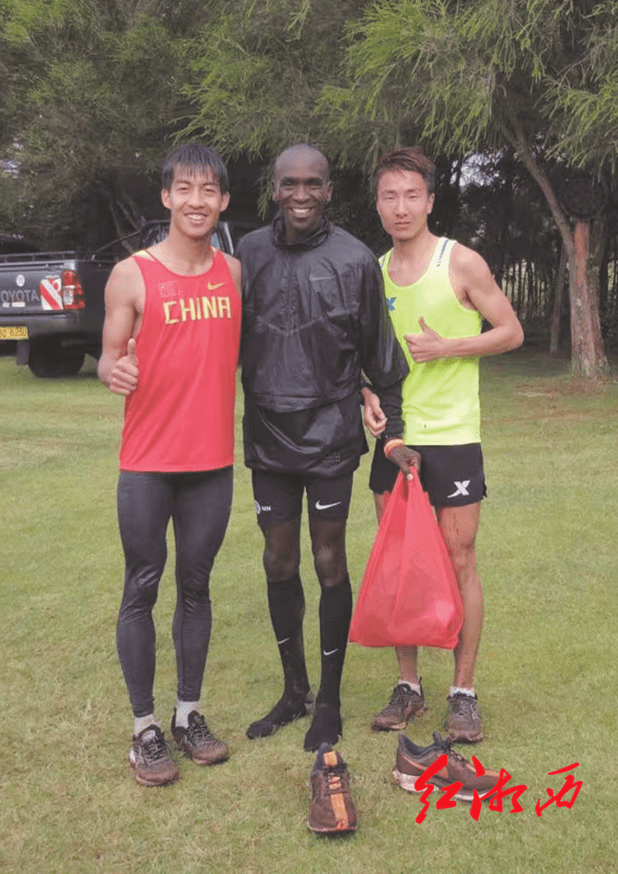 彭建华(右,杨绍辉与肯尼亚男子马拉松运动员基普乔格合影.