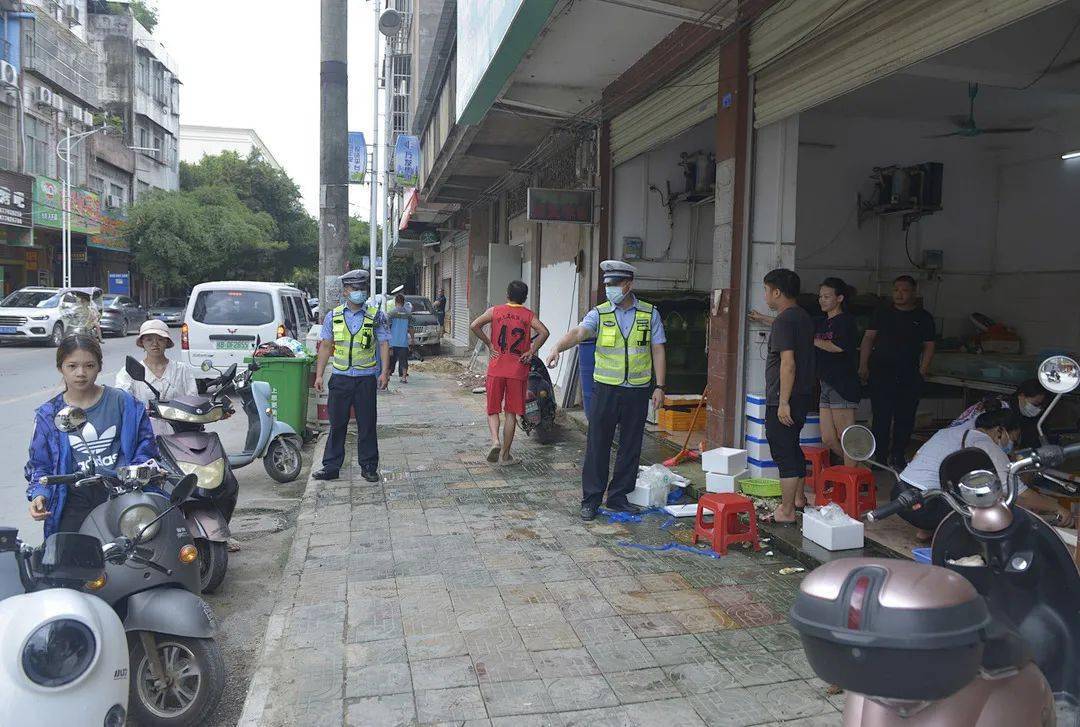 上思县公安局交管大队开展车辆乱停乱放交通违法行为专项整治行动